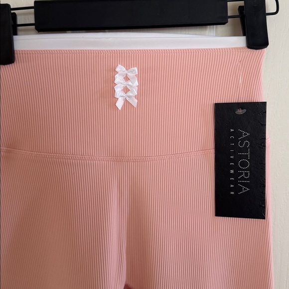 NWT Astoria pink bow leggings size small super cute! - Picture 2 of 5